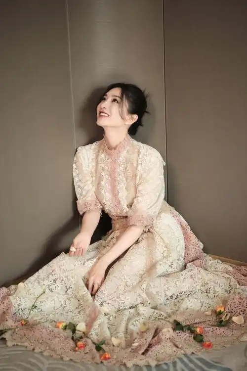 江疏影亮相#中国电影大数据盛典#闭幕式.