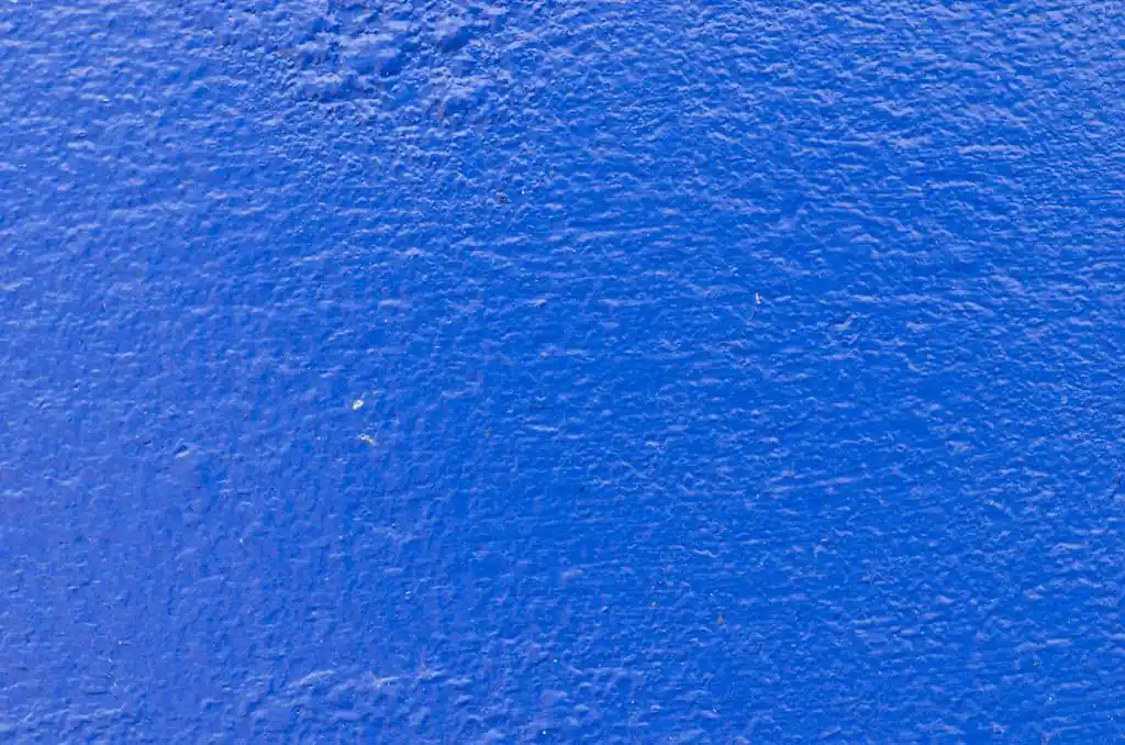 黑蓝色的墙上,暗蓝色墙为背景的