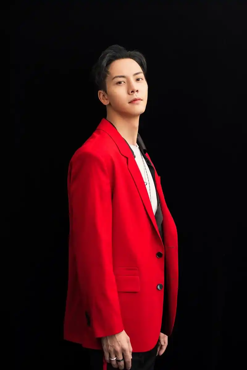 9 陈伟霆时尚写真发布 尽显熟男绅士魅力