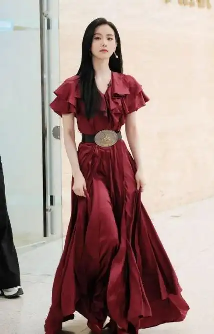 刘诗诗出席活动搭配红色裙子尽显高贵魅力
