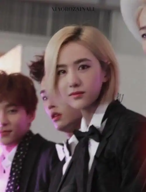 再看金发时期的王一博,真是人比白牡丹还好看. 有点像当年的陈都灵.