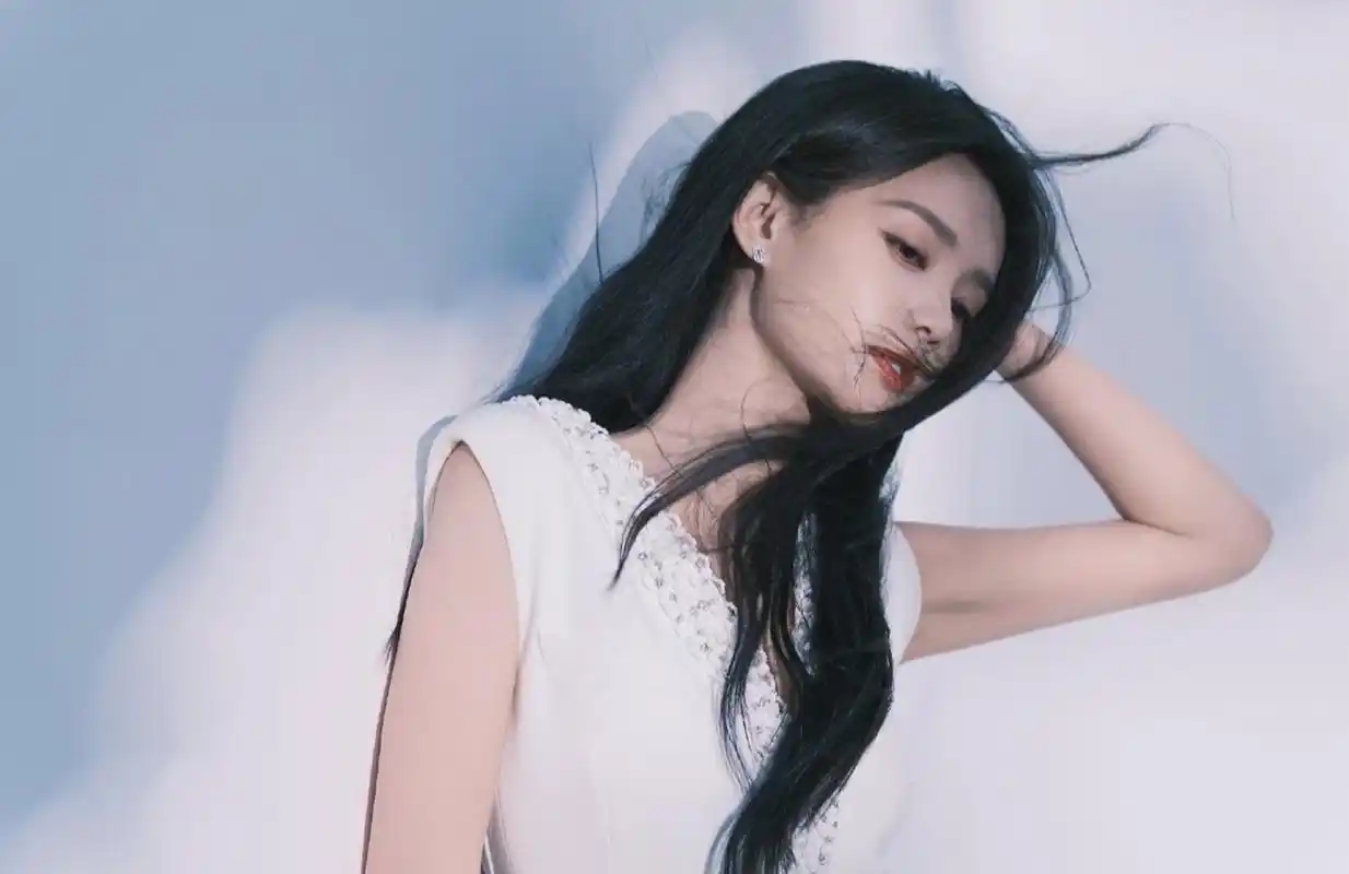 清纯唯美,楚楚动人的#李一桐# 容颜秀丽,冰肌玉肤,窈窕淑女,娉婷玉立