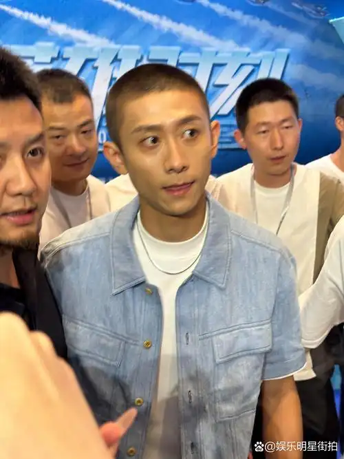 张一山深圳出席活动,寸头造型又痞又帅