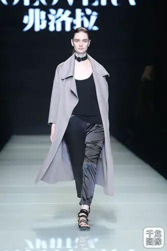 平底配大衣够长才时髦2016北京时装周弗洛拉大衣秀6