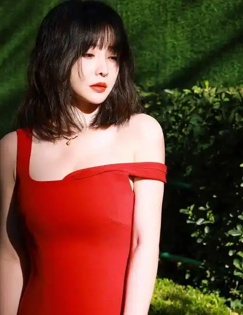 42岁柳岩恋情曝光!多次带男友回家感情好,男方肤色黝黑烟瘾大_成功_家