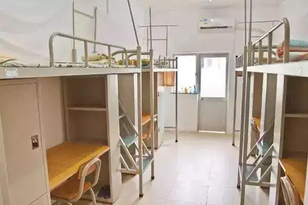 6人玉岩中学拥有智慧课堂的广州中学,宿舍也同样高端,配有电梯