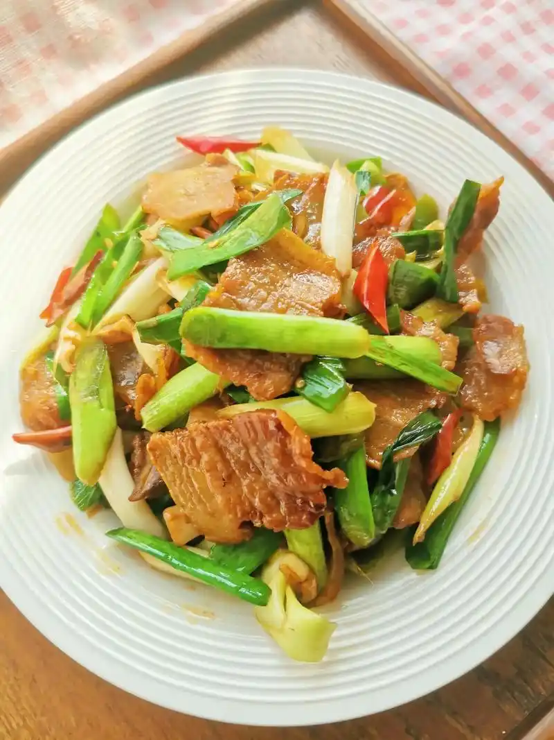 蒜苗炒腊肉.做法:1.咸肉水煮5-10分钟,去去盐味,如果家 - 抖音