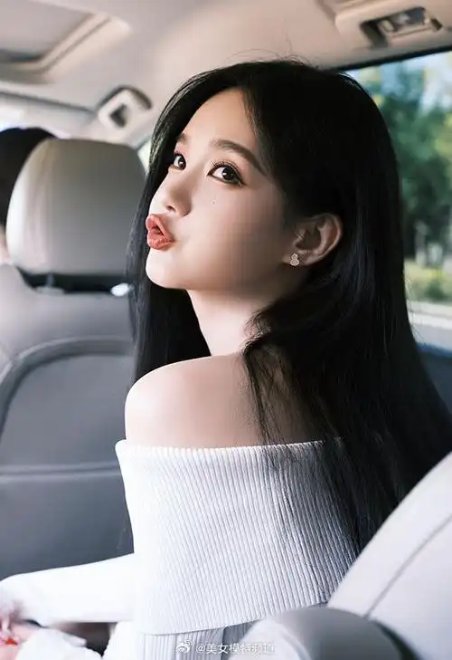 李一桐甜美私服