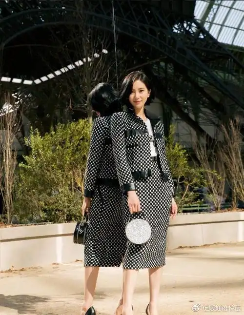 气质女神刘诗诗穿搭出众手提包包成为亮点按季节搭配的