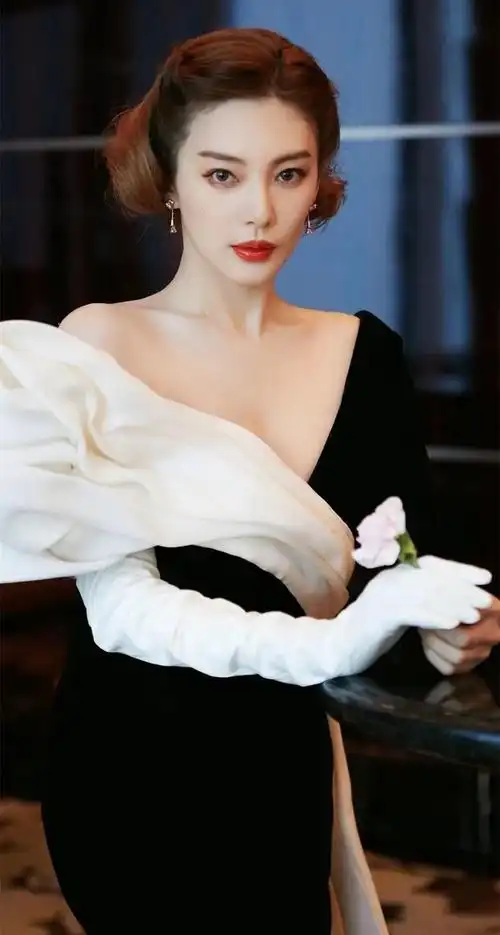 张雨绮婀娜多姿冷艳写真优雅迷人