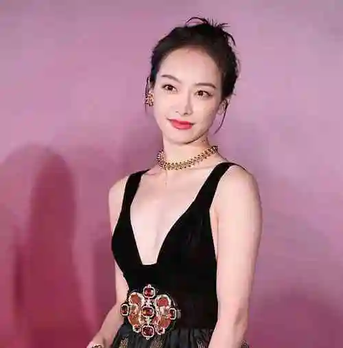 宋茜为秀身材真的拼了,一袭v领长裙出镜看着美艳又冻人