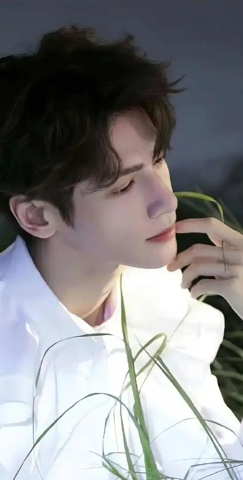 小咕每日安利#小咕今天分享是建模脸罗云熙的侧颜小合集啊,颜值高