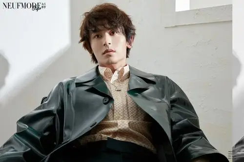 张哲瀚羊毛卷拍摄时尚大片 慵懒气质眼神有戏