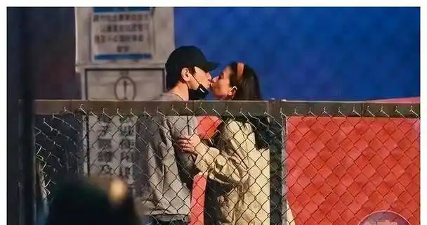 赵又廷街头热吻秀恩爱,女儿乖巧可爱_同学_故事_戒指