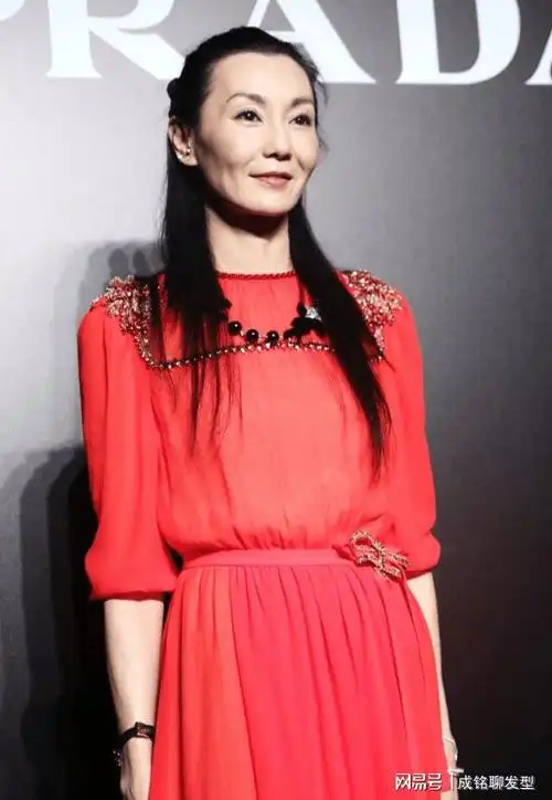 张曼玉穿红裙近照曝光容貌憔悴瘦到脱相57岁就已经尽显老态了