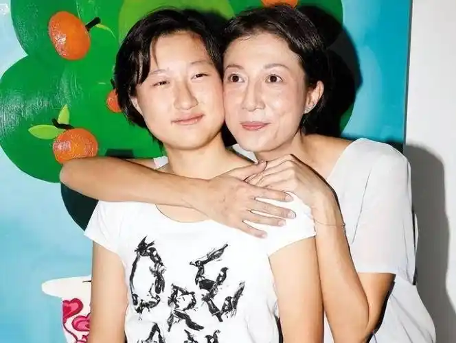 成龙女儿吴卓林罕露面,遭女子嫌弃耳环夸张,网友:父母造的孽_吴绮莉