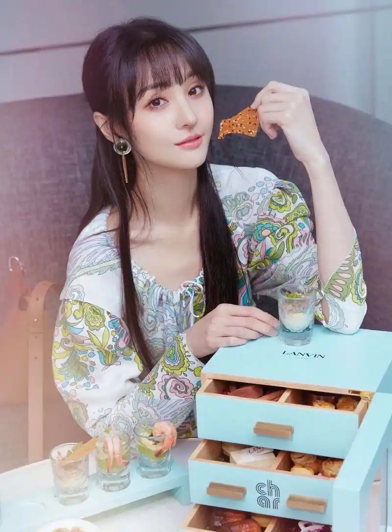 郑爽复工后首晒照,穿宽松卫衣配紧身裤,清新感仿佛变身楚雨荨