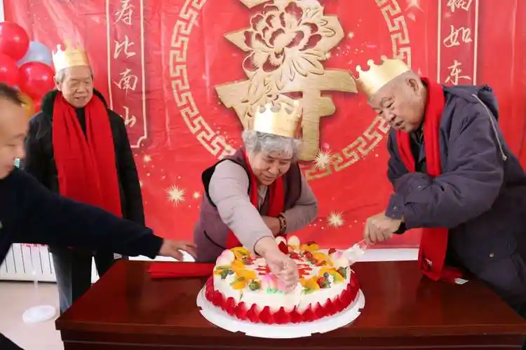 宁夏医科大学离退休工作处 为八十,九十岁高龄老人 集体祝寿送祝福