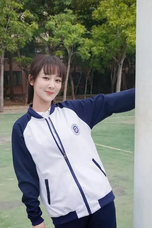 杨紫篮球场校园照曝光笑容治愈活力满满