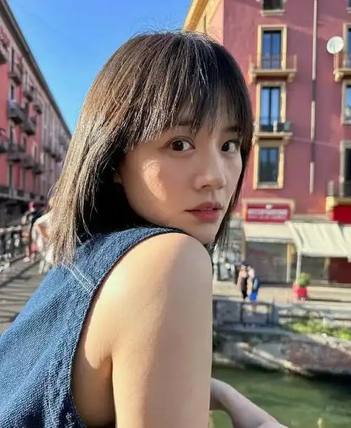 上海地铁偶遇马思纯瘦美个子高笑眼弯弯但已有白头发