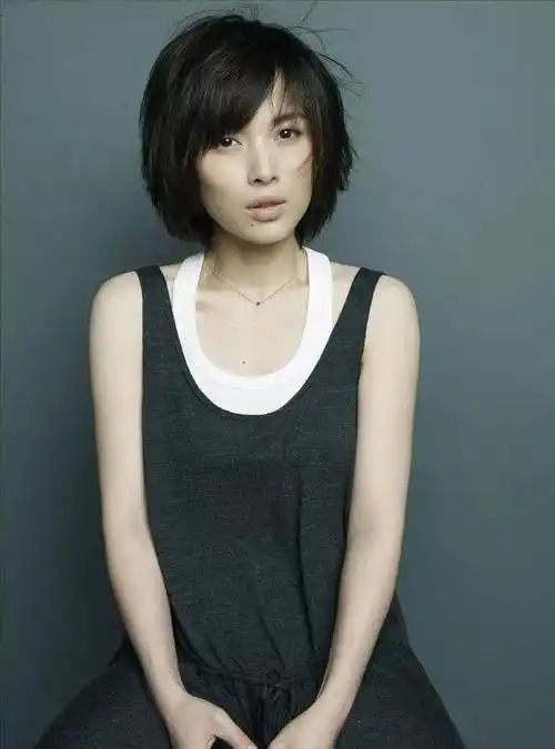 靳东的老婆喜欢郁闷的样子,素颜的时候有点吓人,感觉很苍白!