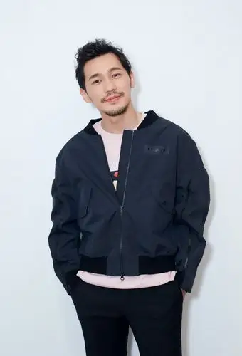 这组照片中,白宇扎起小辫儿,蓄起胡须,对着镜头淡然一笑,温暖,安静