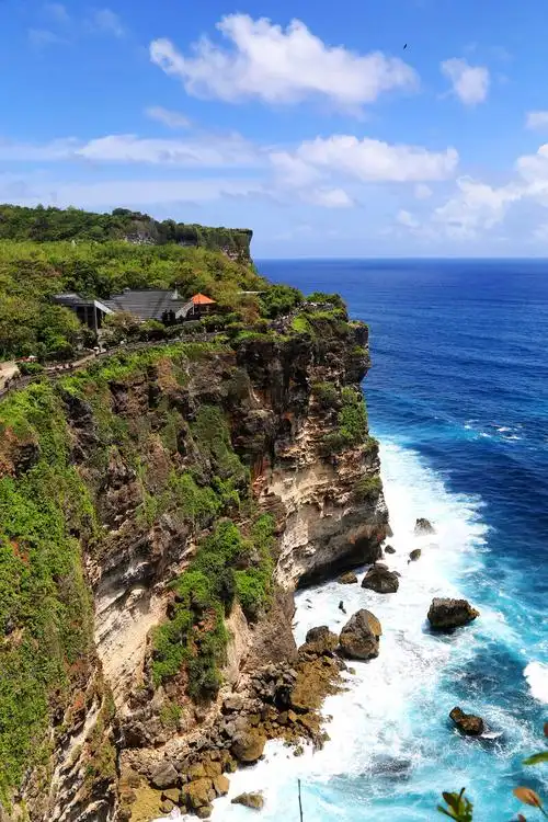印度尼西亚巴厘岛乌鲁瓦图情人崖绝美风光吸引世界各地游客