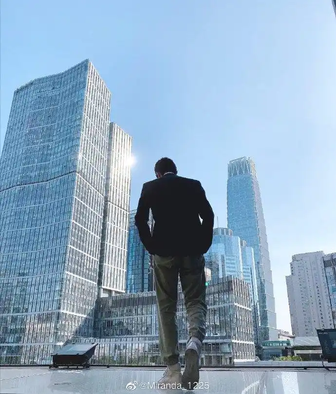 的背影照,休闲运动风的赖冠霖阳光帅气,打歌后台的赖冠霖稳重成熟,但