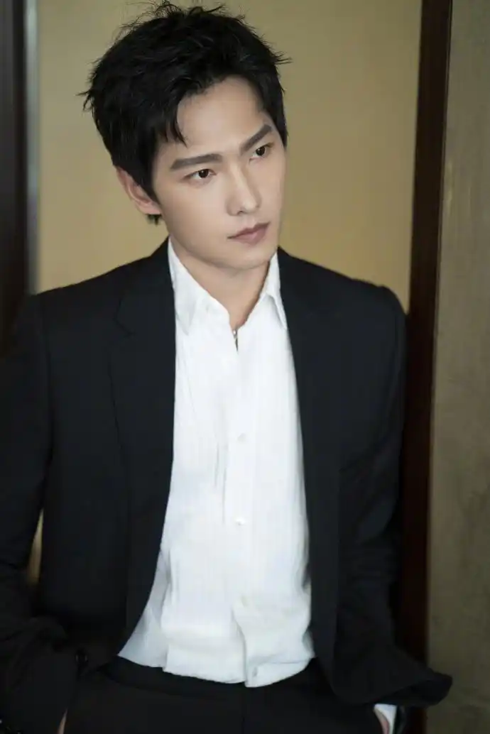 原创杨洋身穿黑西装搭配白衬衫出席活动优雅从容彰显绅士风范