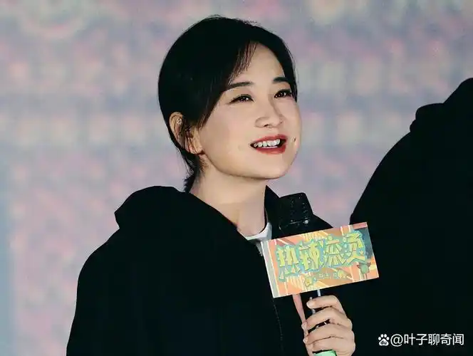 贾玲大波浪发型现眼球穿裙装大秀美背和美腿简直美艳动人