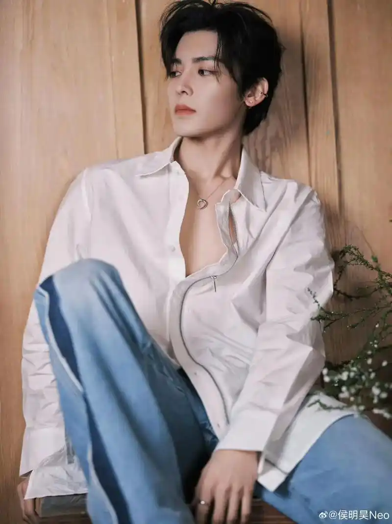 白衬衫的神,锁骨的神!#绝美 #白 - 抖音