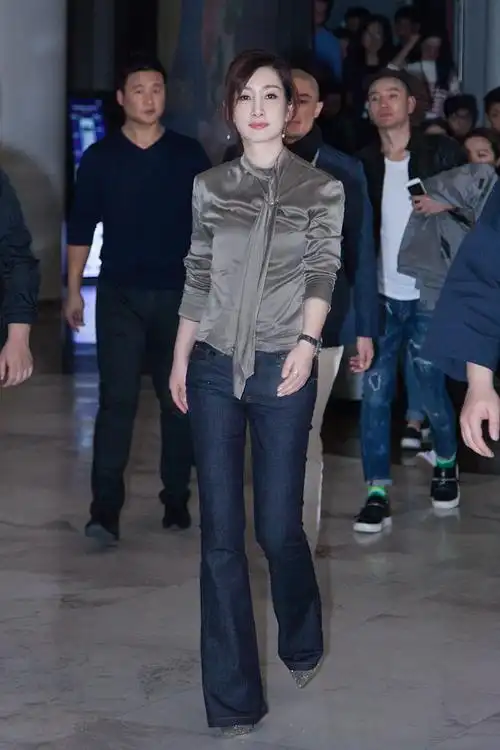 秦海璐或身着牛仔连衣裙,秀发简单束起,少女感十足;或以别致剪裁白色