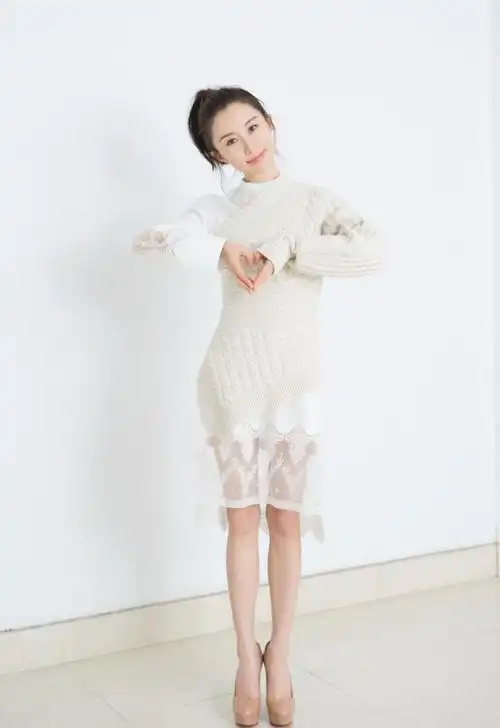 搭配出了不一样的层次感,勾勒出了舒畅的窈窕身材,下摆的带纱设计露出