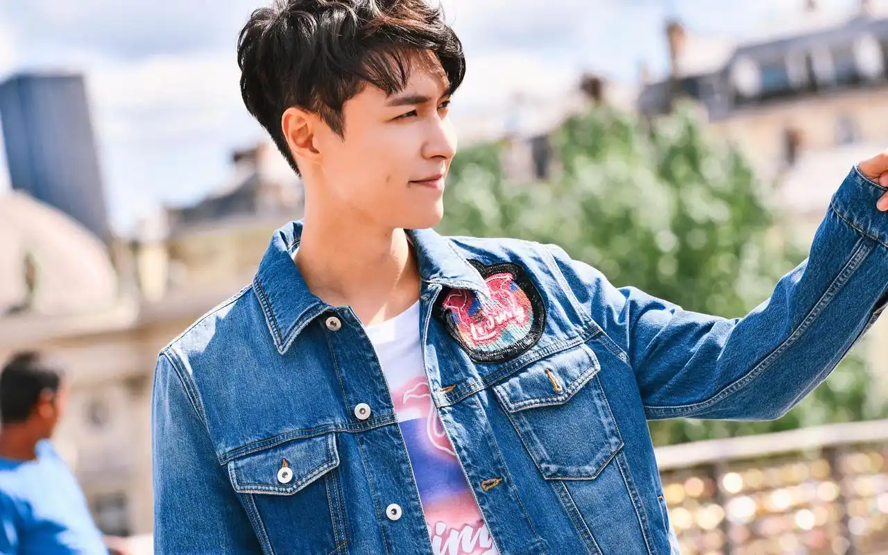 【张艺兴 | valentino】中国区品牌大使出席巴黎时装周秀场相关