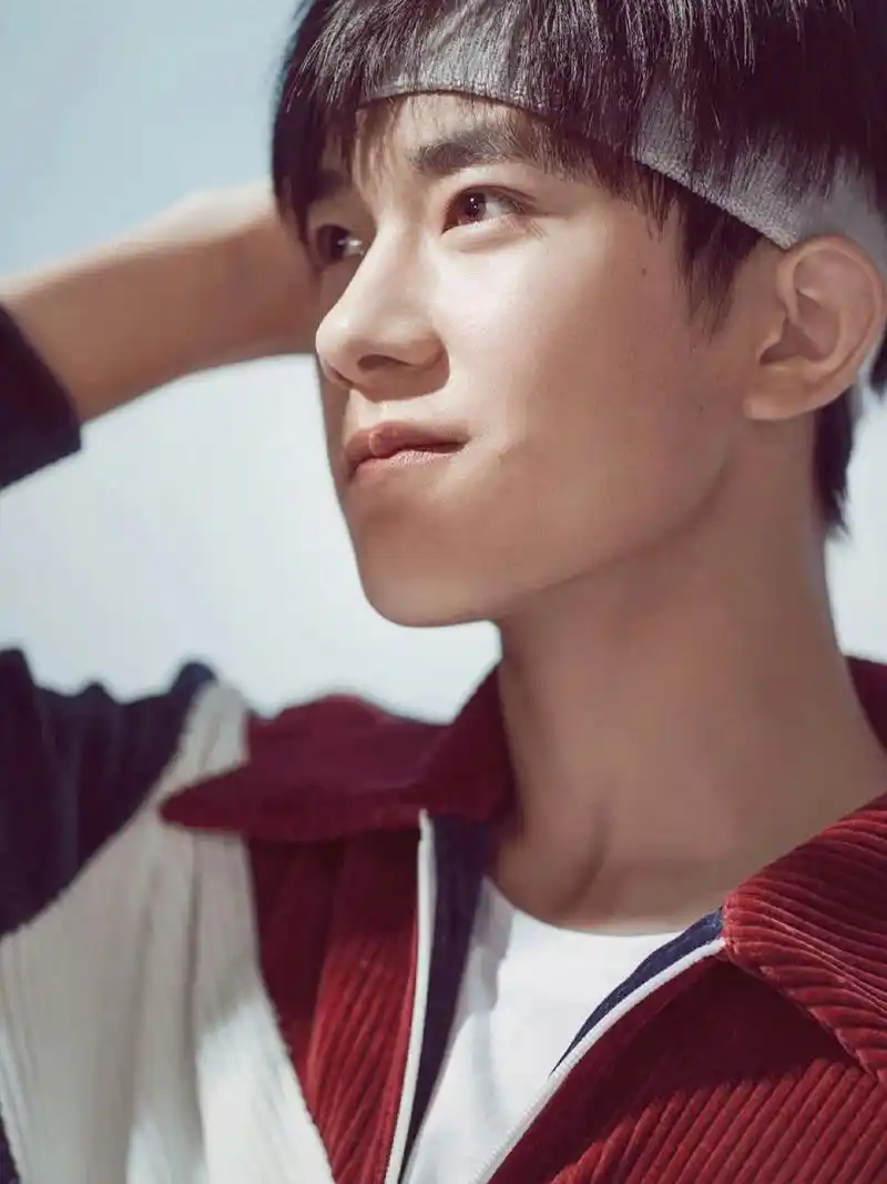 收集易烊千玺的笑容,手机高清壁纸 玺子笑起来太治愈了 	 图片来自