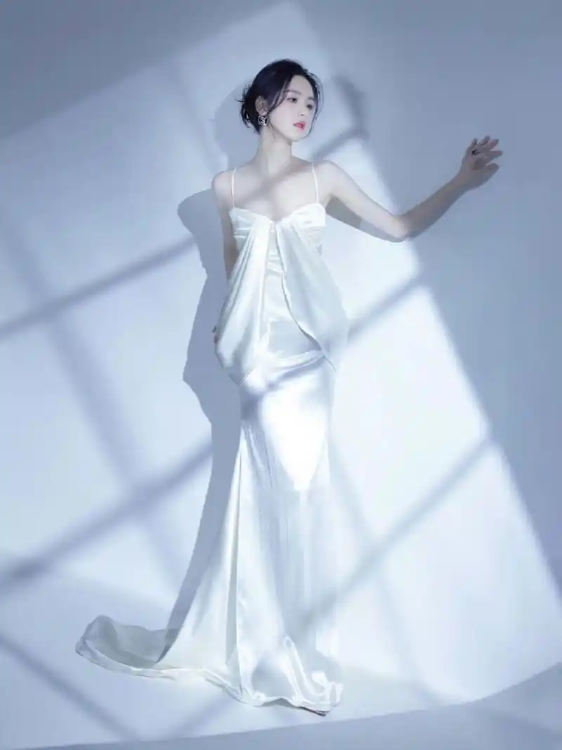 明星写真  最清纯校花 【陈都灵】|||91光影礼服写真