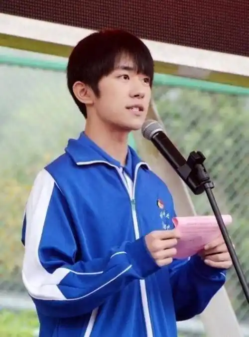 易烊千玺两次穿高中校服,时隔三年,少年气果然不是年龄决定的!