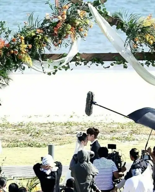 林彦俊万鹏新戏结婚路透曝光 新郎新娘脸贴脸亲吻画面超甜