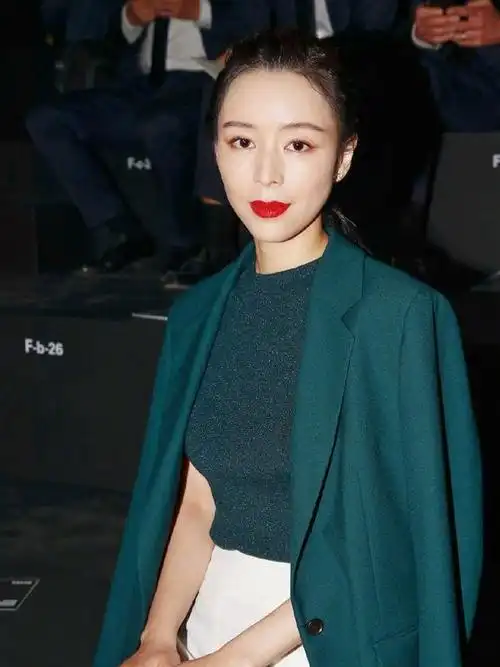 39岁张静初难得高调,黑白简装配大油头高级霸气,涂红唇美成焦点