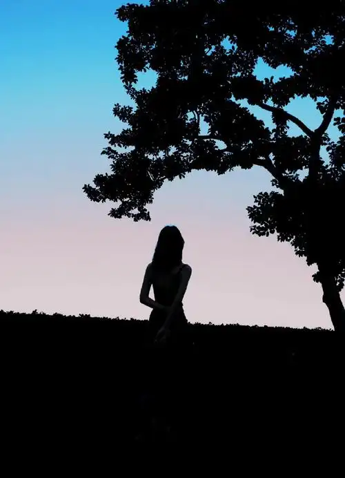 周雨彤背影神秘感#周雨彤这张背影有太阳落山时的唯美,也有夜晚搅临