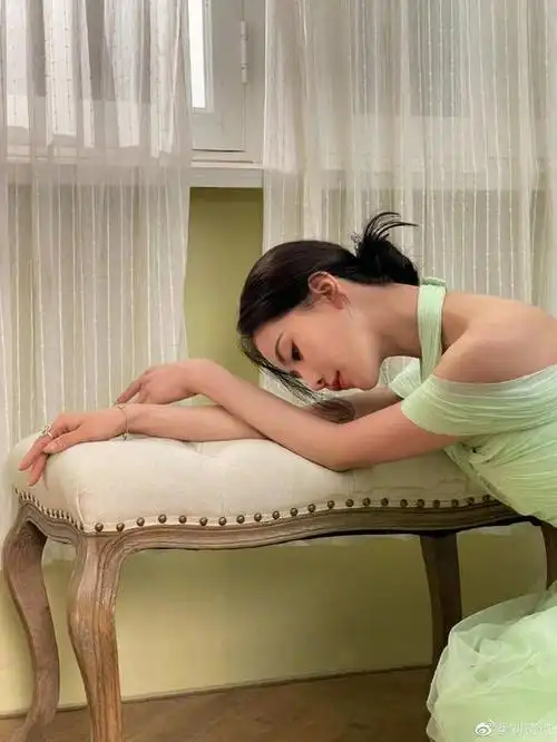 刘诗诗身穿v字领衬衫:肤白貌美,气质温婉优雅不可挡