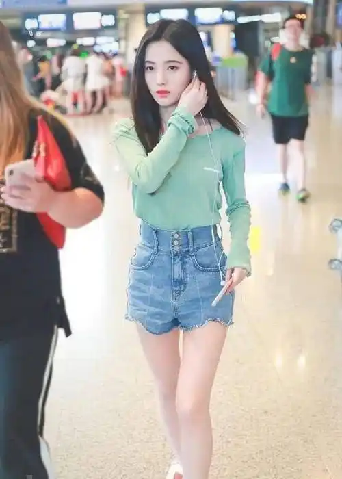 原创76斤鞠婧祎高腰裤是标配1米59的身高赢在了身材比例