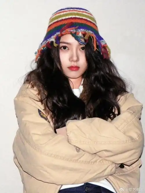 赵今麦羊毛卷彩虹帽 是古灵精怪活泼可爱的麦麦!