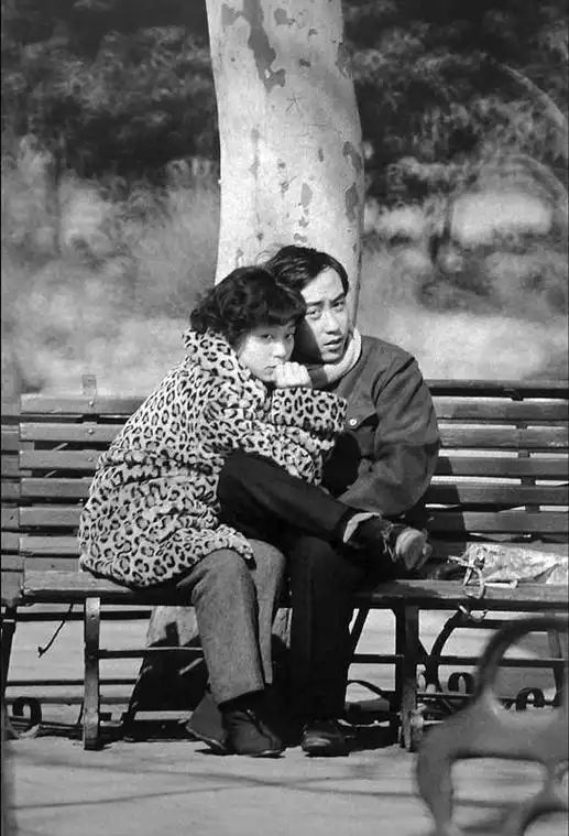 老照片:带你去看七八十年代的青年男女是如何谈情说爱的