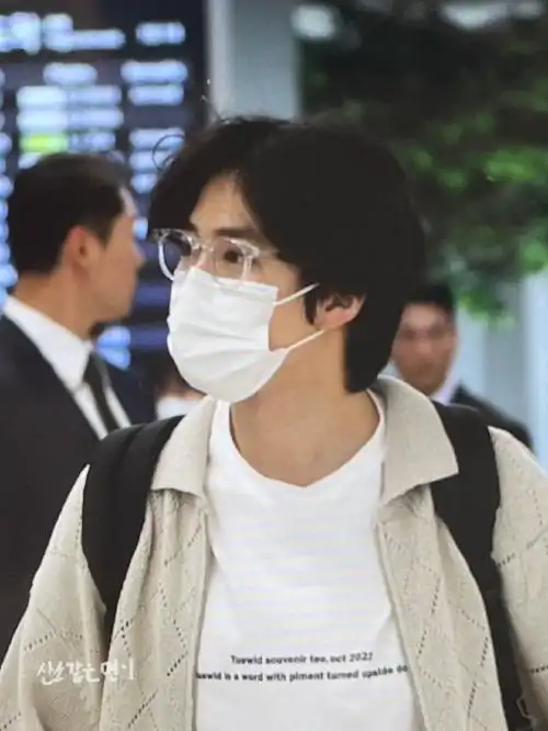 俊勉可爱满分#230610 金浦机场到达 预览3p 「o2_myeoni」眼镜小兔