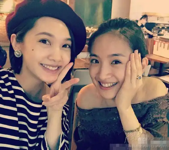 杨丞琳晒和林依晨合照:卸下妆扮我们就是少女