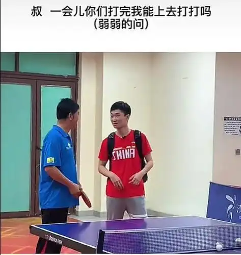 林丹装路人去羽毛球场,被大叔嫌弃不专业?结果