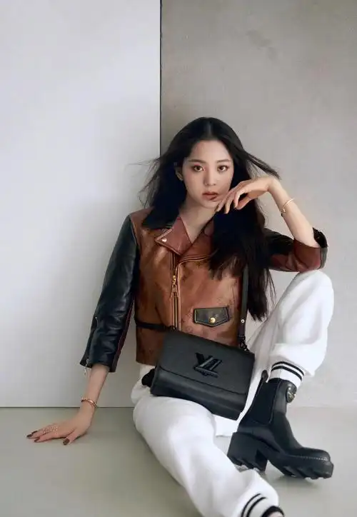 欧阳娜娜可甜可咸穿衣风格尽显清纯气质