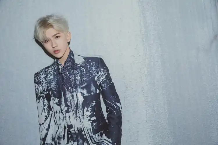 分享一组蔡徐坤图片给大家,图中的明星图片壁纸会点缀你的电脑桌面