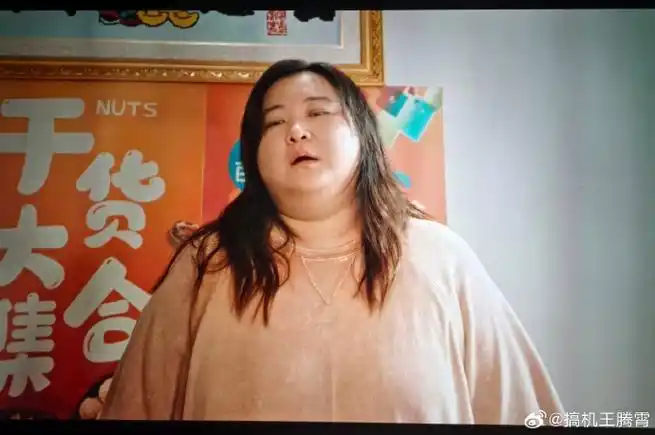 该说不说贾玲确实瘦的太多了,肚子上都有腹肌了,瘦100斤这得有多大的